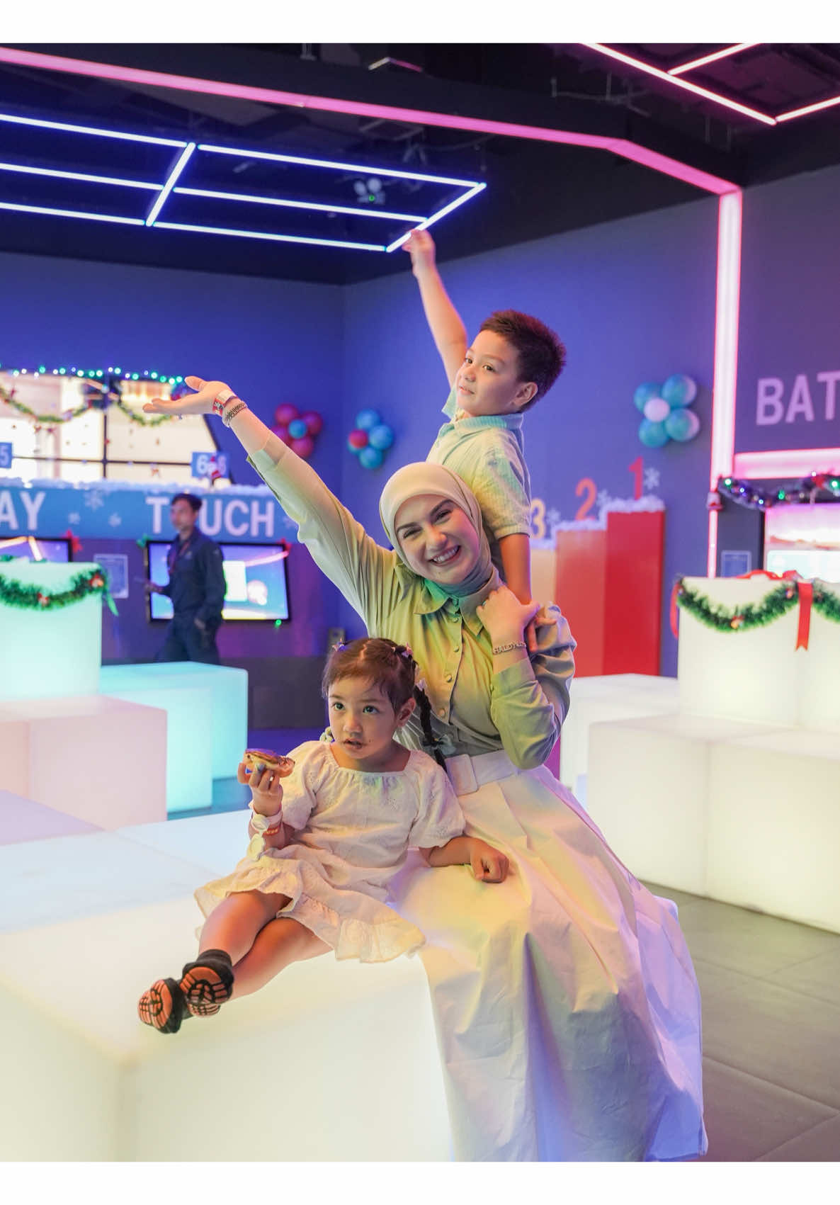 Hallo semuanya‼️✨ Weekend itu waktunya main bareng bersama keluarga, nah abang air dan adik weekend ini main di Hatena Playground AEON Mall Deltamas🤗 Pertama kali hadir di Cikarang loh🤩 Hatena Playground dengan konsep digital LED bermain sambil belajar yang pastinya sangat edukatif untuk anak anak dengan usia 3-12 tahun. Hatena Playground mempunyai berbagai games yang melatih dan mengasah motorik, kecepatan dan ketepatan si kecil🤩 🫵🏻Touch Panel : ada 4 games yang memiliki tingkat level dengan games yang berbeda. 📺Videotron Interaktif : Games dengan melatih kemampuan daya pikir anak. 🏐Ball Pool : Kolam bola dengan games memecahkan suatu tantangan dengan di akhir ada sesi foto bersama di layar. 💡Proyektor Interaktif : Games dengan tema kamar sang penyihir yang menyelesaikan misi misi tertentu. Nah selain itu, ada activity seru loh DIY Gelang, mewarnai, gantungan kunci dan masih banyak acitivity lainnya, seru kann‼️ Untuk setiap minggu nya kita ada Lomba Games yang berhadiah voucher dan per 3bulan juga ada Doorprize Luck Bowl pastinya hadiah lebih menarik🤩 Buat teman-teman yang mau dapat discount dan promo bisa follow @hatenaplayground.id upload story & mention ig mereka yaa, bukan cuman di instagram, di Tiktok juga kalian bisa dapatin hadiah menarik, dengan cara yang sama nihhh🤗 Yukkk tunggu apalagi ajak teman-teman main ke Hatena Playground AEON Mall Deltamas‼️🤩 #hatenaplayground #kids #playground 