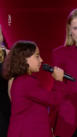 Ismaël relève un défi audacieux sur “Tous les mêmes” de Stromae, chanter et danser simultanément. Un pari risqué… et totalement réussi.