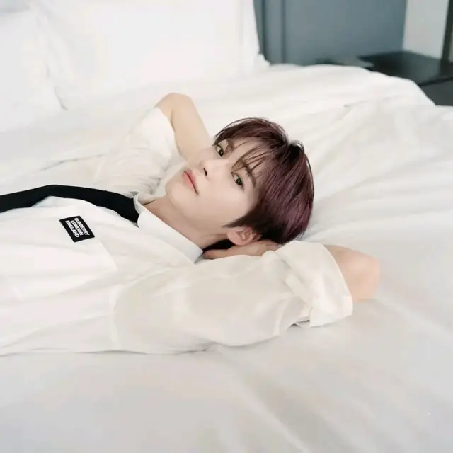 너무나도 아름답고, 그 한순간을 가둔 사진 앞에서, 오늘도 나오미의 시간은 조용한 행복으로 가득 차 있습니다. 둘도 없는 그 모습에 살짝 지켜보는 듯한 빛을 주셔서, 정말 행복한 순간 감사드립니다 나오미에게 있어서, 단 하나의 유일무이한 존재 한빈군 한빈군과의 시간은 1분1초로 굉장히 소중하고 나오미에게는 선물같은 시간입니다 이 소중한 시간을 선물해 주셔서, 정말 감사했습니다. 가슴속에서 조용히 눈물이 흔들렸어요. 아름답다, 그럼 부족하고. 그냥 존재 자체가 기도 같고. 이 세상에 당신이 있는 기적을 생각하면서, 오늘도 변함없는 사랑을 살짝 바칩니다. 멋진 사진 감사합니다❤️🍀#ZEROBASEONE #ZB1 #제로베이스원 #성한빈 #SUNGHANBIN 