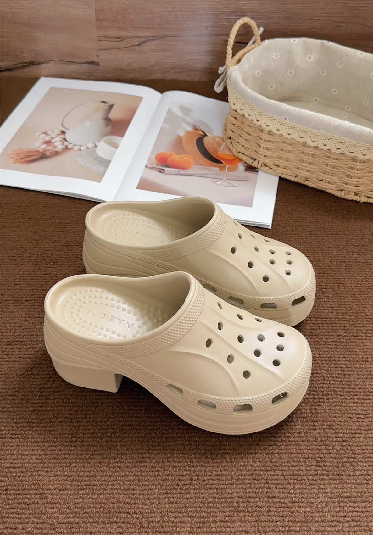 Dép sục Nesty đúc nguyên khối đế cao 9cm NE61 #depsuc #depnesty #depducnguyenkhoi #depdecao #tiemgiaycuanang 