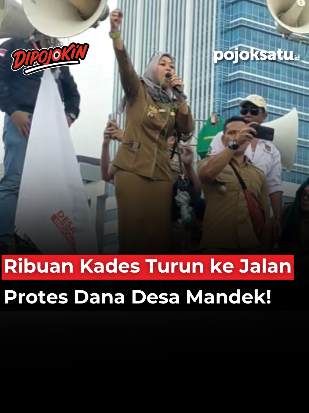 Ribuan Kepala Desa dari seluruh Indonesia demo di depan Istana karena Dana Desa Tahap II gagal cair akibat PMK 81/2025. Aturan yang diteken Purbaya Yudhi Sadewa bikin banyak program desa berhenti, sementara warga nunggu bantuan. Kini muncul rencana pemotongan Dana Desa sampai 64% untuk membiayai Kopdes Merah Putih dan gerainya. Kades menolak keras karena desa masih butuh jalan, layanan dasar, dan operasional harian. Kalau begini, yang paling dirugikan jelas desa, bukan pusat. #pojoksatu #pojoksatuberita