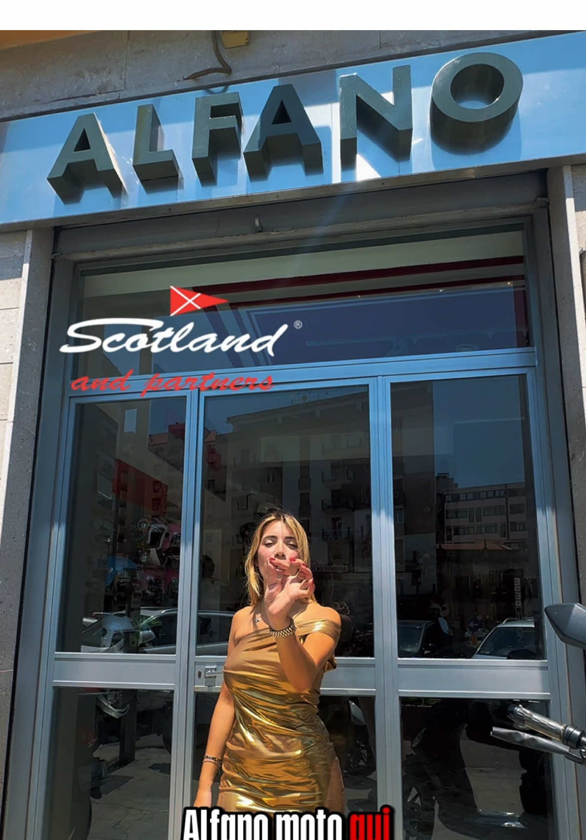 Noemi continua il tour ufficiale di Scotland Moto, il progetto che racconta i rivenditori che ogni giorno scelgono Scotland e Rodeo Drive e portano i nostri brand sulle strade di tutta Italia. Questa volta siamo in Sicilia, nel cuore di Palermo, da Alfano Moto, in Piazza Principe di Camporeale 42. Un partner solido, competente, riconosciuto da anni nel settore e perfettamente allineato alla nostra visione. Qui i caschi e l’abbigliamento Scotland e Rodeo Drive non sono semplici prodotti da esposizione: diventano consigli reali, esperienza e fiducia per chi vive la moto quotidianamente. Il tour va avanti, la mappa cresce e ogni tappa conferma il valore della rete Scotland & Partner. Segui Noemi per scoprire gli altri punti vendita che rappresentano i nostri brand con passione. #scotlandmoto #rodeodrivehelmets #scotlandpartner #motostoreitalia #motoitalia