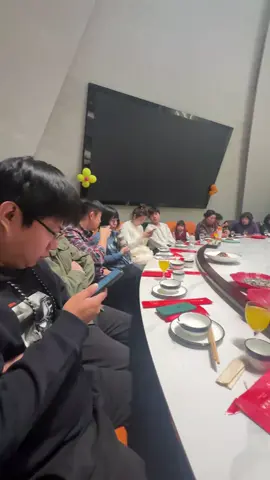 后来，终于在饥饿中明白，有些菜，一旦错过就不在。😭😭😭 爸：去打一圈 拿起手机打开微信语音：二舅，那个鱼香肉丝转到你那没，你帮我夹一筷子，我一会过去取 我：服务员！跟对面穿红衣服那个说一声。我敬他一杯😏😏 刚才那道菜很好吃，在等半小时我给你夹一块