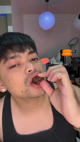 Your new guilty pleasure ✨ Ovaltine Crispy Filled Cake is the perfect snack for cravings! #ovaltine #ovaltinecake #crispyfilledcake #chocolatesnack #hazelnutchocolate 