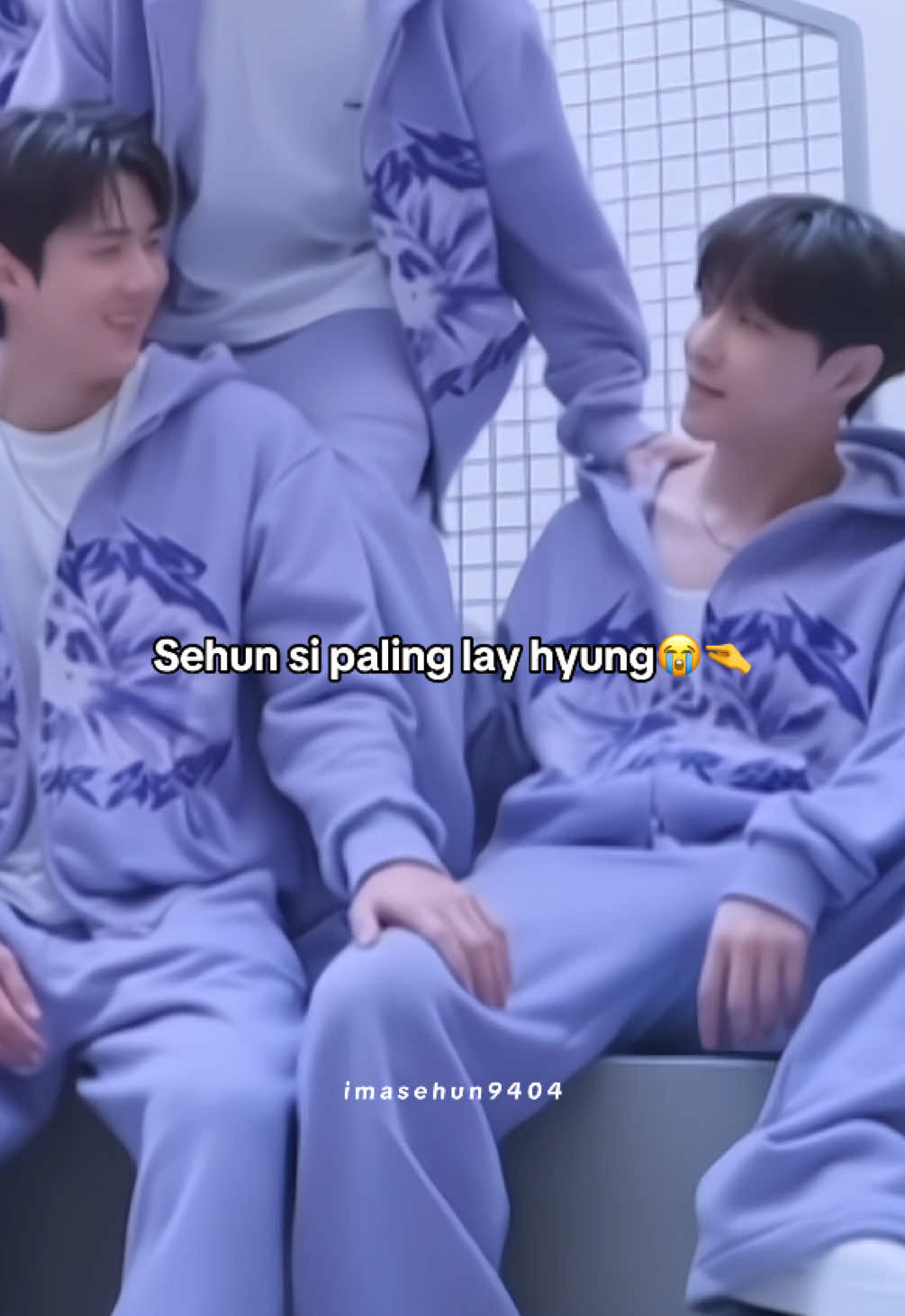 Nempel lay hyung terus yaa hun😭🤏#lay #sehun #exo #exol 