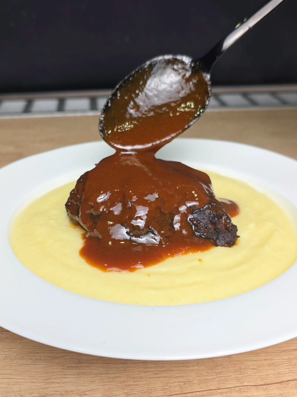 Неймовірно ніжні телячі щічки 🔥 Інгредієнти (3 порції): телячі щоки 600 гр. морква 200 гр. цибуля 200 гр. селера 100 гр. томатна паста 2 ст.л. червоне сухе вино 100 гр. тим’ян 1 ч.л. цукор 1 ст.л. сіль 1/2 ч.л. чорний перець 1/2 ч.л. часник 5-6 зубчиків лавровий лист 2 шт. вода 500 гр. Приготування: щоки нарізаємо на порційні шматки (180-200 гр. на порцію) та паніруємо в суміші борошна, солі та перцю. Обсмажуємо на рослинній до коричнево-золотавого кольору. Овочі нарізаємо великими шматками (вони потрібні для соусу) я не використовую їх в подачі, але якщо ви бажаєте то краще нарізати гарно. Підсмажуємо овочі до легких пригаринок. Додаємо томатну та постійно помішуючи прогріваємо буквально 40-50 секунд. Додаємо воду, вино та спеції. Перемішуємо і переливаємо в кастрюлю. Повертаємо м’ясо (бульйон має його покривати) доводимо до кипіння і зменшуємо нагрів до мінімального. Тушкуємо під закритою кришкою мінімум 3 години (краще 4-5). Обережно прибираємо м’ясо та проціжуємо соус. Випарюємо соус на середьому вогні періодично помішуючи до загущення. Подаємо з картопляним пюре поливши зверху соусом. Смачного!