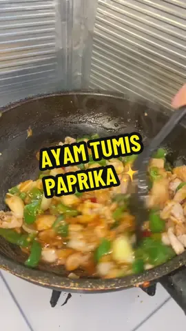 AYAM TUMIS PAPRIKA✨  Bahan :  Ayam (potong dadu)  Paprika  Bawang bombay  Bawang putih Cabe hijau  Cabe rawit  Daun bawang Bahan saos:  Saos tomat  Saos tiram  Kecap Minyak wijen  Tepung maizena  • Ayam di marinasi pake garam dan lada hitam setelah itu gongso sebentar sampe minyaknya keluar • tumis perbawangan, cabe dan daun bawang  • masukkan racikan saos • masukkan ayam yang sudah di gongso sebentar  • seasoning sesuai selera  JADIIII✨ #kenshuseijapan🇮🇩🇯🇵🎌 #ayampaprika #🇯🇵🇮🇩 #fyppppppppppppppppppppppp 