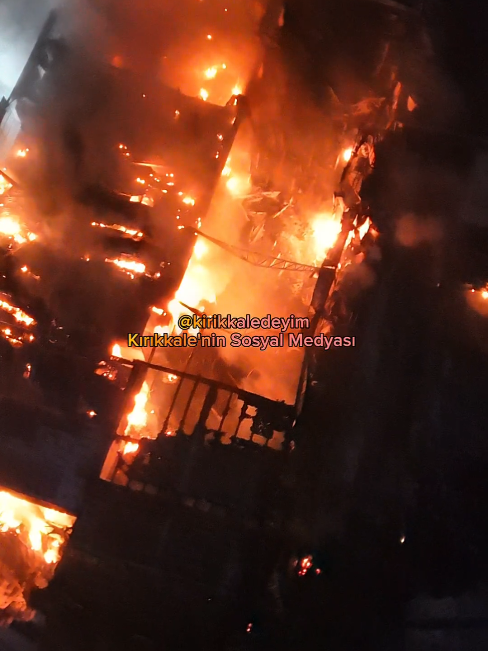 Kırıkkale’nin Yahşihan ilçesinde gündüz saatlerinde başlayan büyük yangın aradan geçen saatlere rağmen halen devam ediyor! Organize Sanayi Bölgesi’nde iki ayrı fabrikada çıkan alevler, kısa sürede büyüyerek geniş bir alana yayıldı. Şu anda bölgede yoğun bir mücadele sürüyor. Ankara başta olmak üzere çevre illerden gelen itfaiye, afad ve sağlık ekipleri alevlere karşı var gücüyle çalışıyor. #kırıkkalemerkez #kirikkalesondakika #yahşihan 