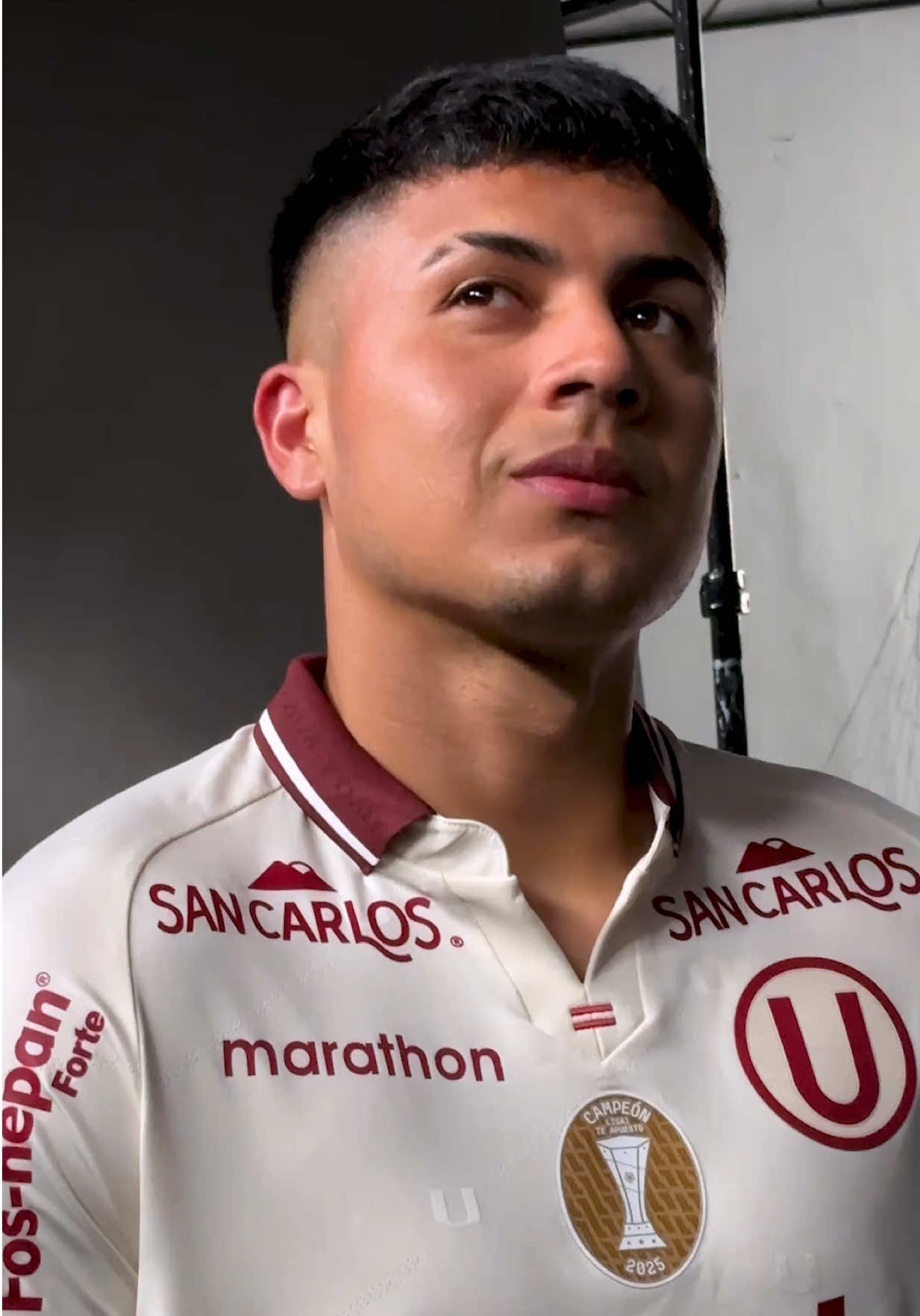𝗦𝗲𝗿 𝗰𝗿𝗲𝗺𝗮 𝗲𝘀 𝘁𝗲𝗻𝗲𝗿 𝗛𝗜𝗦𝗧𝗢𝗥𝗜𝗔 💛🔥 Presentamos la nueva camiseta del TRICAMPEÓN 🏆🏆🏆 Hecha para que la historia se siga pintando de crema 💛 🛒 Cómprala en todas las tiendas Marathon a nivel nacional y en marathon.com.pe. #TricampeUnes #Universitario #Peru #SportsOnTikTok #Futbol  