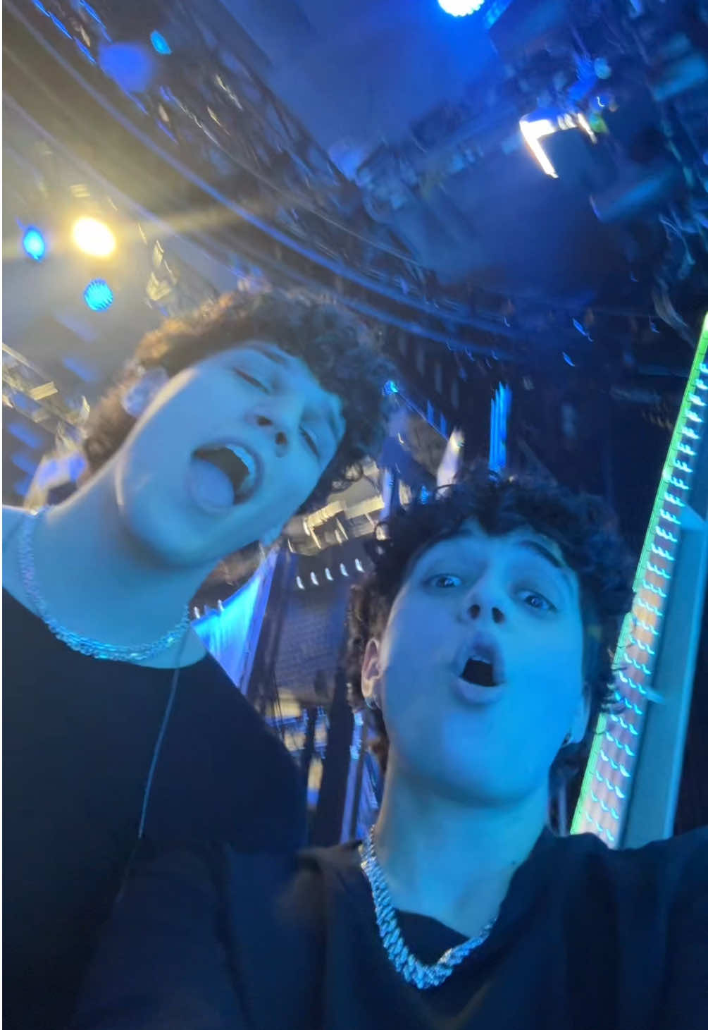 i senzagnoccolò in finale e non é il multiverso ASSURDO  ci vediamo prestisssssimo con SPIAGGE e LAGUNE, insomma stiamo tutti sulla stessa barca   continuiamo a manifestareee 🤘🏻🍀🌶️🧿 @nicolofilippucci  #SPIAGGE #sanremogiovani @SanremoRai 