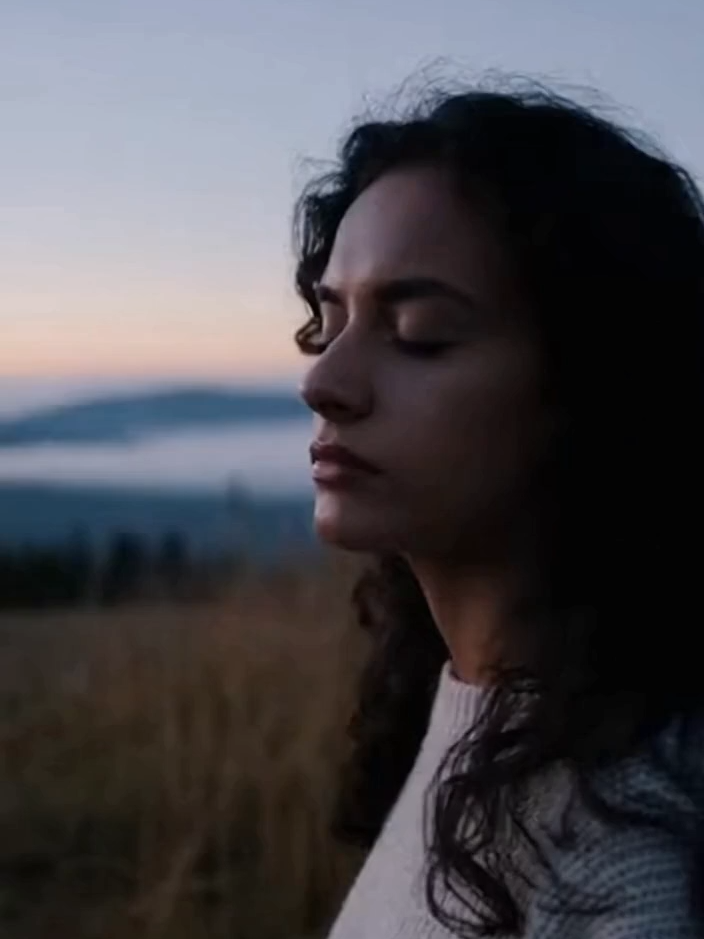 Quando Deus está em silêncio, Ele está trabalhando por você. Não desista. 💛✨ #Fé #Deusnocontrole #Palavradodia #Cristão #motivaçãocristã