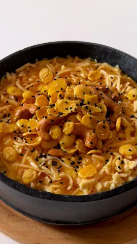 ⁨	الذذذذذذذذ  عريكة يمنية 🔥 المكوّنات والطريقة خبز طاوة أو تنور يُفرم مع التمر (الكمية حسب الرغبة) نحمّي المقلى  ونضيف علبة قشطة، ثم نضيف الخبز المفروم مع التمر نغلي نصف علبة حليب مُركّز ثم نسكبه على الخبز  نضيف علبتين قشطة وعلبة كرافت مبشورة ويمكن إضافة كورنفلكس أو مكسرات حسب الرغبه  	نرش العسل والحبّة السوداء… واستمتعوا بالذذذذ عريكة ملكي #عريكة #عريكة #عريكة_يمنية#اكسبلور 