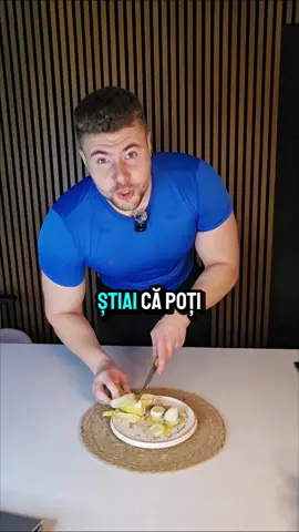 Crezi că modul în care tai o banană îți schimbă glicemia? Sau că dacă pui sare în apa de dimineață metabolismul tău crește cu 10%? Dacă astfel de mituri încă te pun pe gânduri, atunci acest Reel este pentru tine. Aici primești nutriție bazată pe dovezi, nu zvonuri. Îți arăt cum să slăbești sănătos, să te definești, să devii mai puternică și să trăiești mai mult — fără trucuri magice și fără prostii. 👉 Dacă vrei să fii mai sănătoasă, mai fit și cu rezultate reale, urmează-mă! P.S. În bio găsești Ghidul de Crăciun care te poate ajuta să slăbești până la 7 kg până la Crăciun. 🎄🔥 #health #sanatate #tipsforgirls 