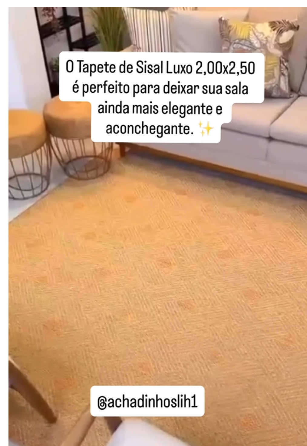 O Tapete de Sisal Luxo 2,00x2,50 é perfeito para deixar sua sala ainda mais elegante e aconchegante. 🤩✨Link na Bio! #TapeteSisal #Decoracao #SalaDecorada #CasaLinda #TapeteLuxo 