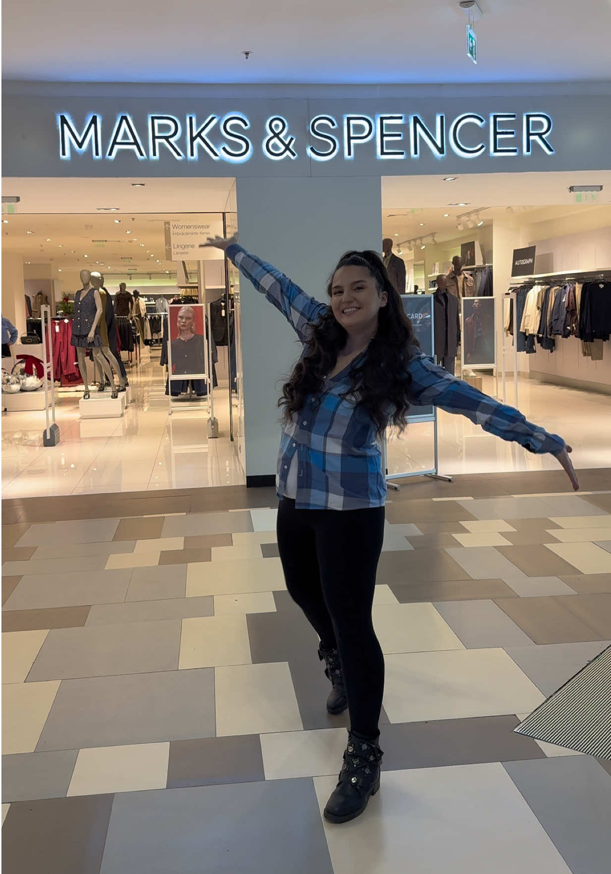 Mergem împreună să căutăm ținută perfectă pentru sărbători, dar și inspirație pentru sezonul rece în magazinele Marks&Spencer! 🥳 Au o gamă variată de piese potrivite pentru toate stilurile vestimentare, încălțăminte și accesorii de cea mai bună calitate și o deosebită atenție la detalii!❤️ Îți arăt și 3 idei de outfituri: pentru Crăciun și Anul Nou, dar și o ținută numai bună de purtat de zi cu zi! ❤️ Ce spui, m-am descurcat? Care este preferata ta? 🙈❤️ #MarksandSpencer #msstyle #HaiVuMineLaMS #winterstyle2025 