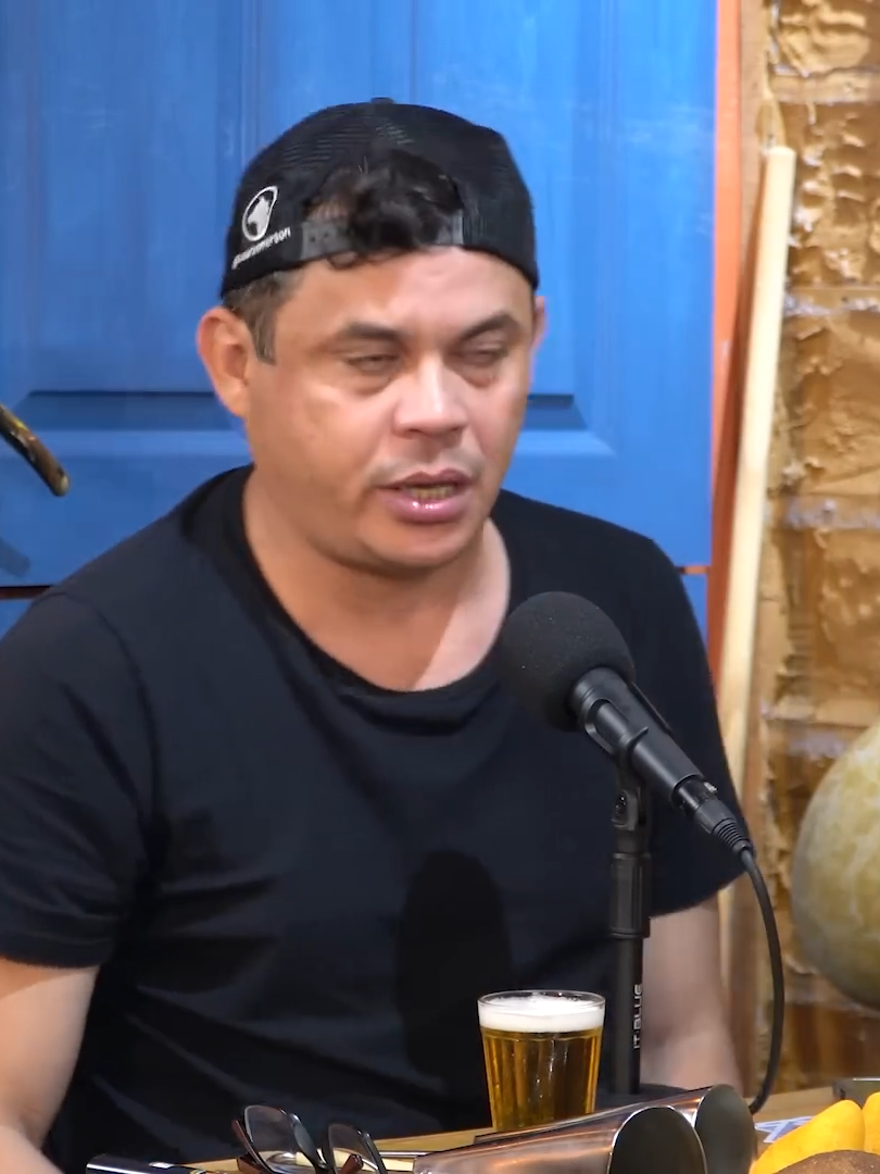 O trote no manicômio: a experiência marcante de um garçom novato#viral #viralizarnotiktok #fypp #flypシ #emersonceara #tiktokcriador #mecoretrend