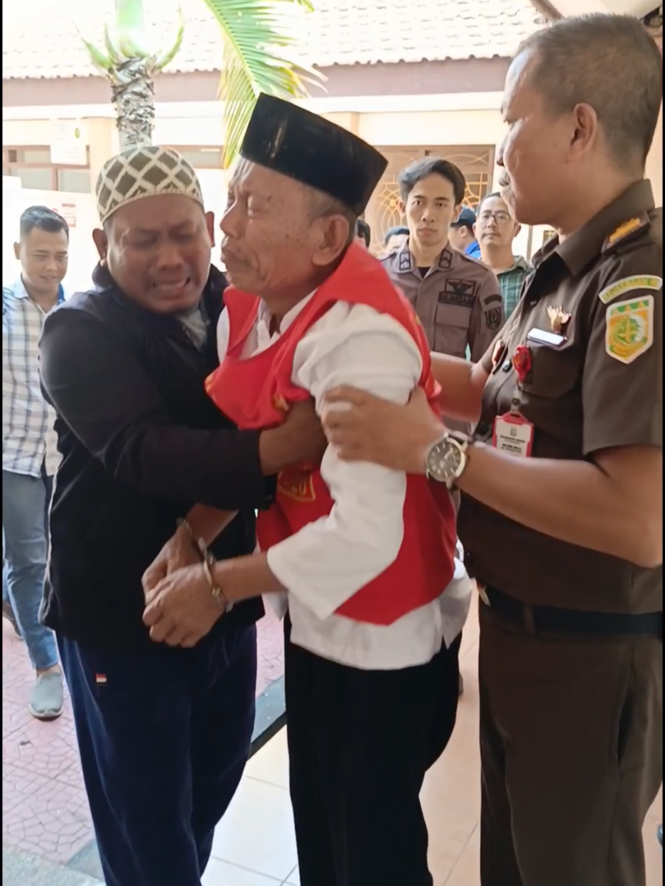 burung Cendet bukan merupakan sebuah burung yg dilarang,. hanya saja kakek ini, melakukan penangkapan burung cendet itu di area konservasi TN Baluran.  semoga para hakim yg mulia ini, segera membebaskan Kakek ini, karena diluar sana, masih banyak oknum para pelanggar hukum lain yg bebas berkeliaran.  semoga Hakim yg mulia segera membebaskan dr semua tuntutan hukum dan mengembalikan hak haknya selaku warga NKRI. #fypシ゚viral #fyppppppppppppppppppppppp #fypage 