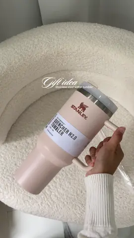 12.12 christmas gift idea! Water tumbler/cup perfect gift for workmates, teachers, friends, family #christmasgift #christmas #giftideas #tumbler #watertumbler 