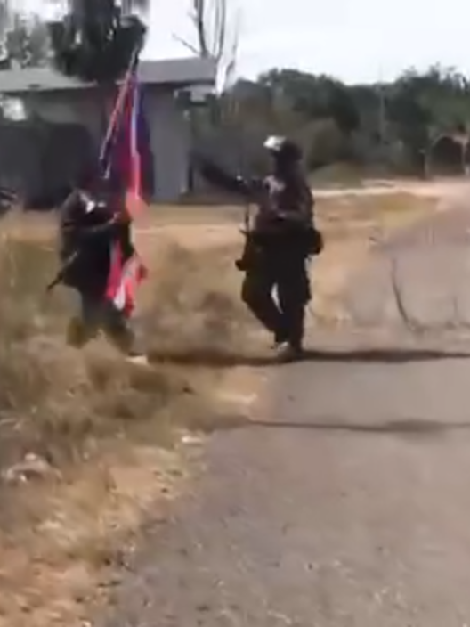 BREAKING: កម្លាំងកងទ័ពដ៏អង់អាចក្លាហានរបស់កម្ពុជា បាញ់បណ្ដេញទាហានថៃដកថយ និងចូលទៅដកទង់ជាតិថៃដែលដាក់ម្សិលមិញ នៅបឹងត្រកួន (ព្រំដែន)៖ នៅថ្ងៃទី១១ ខែធ្នូ ឆ្នាំ២០២៥នេះ កម្លាំងកងទ័ពដ៏អង់អាចក្លាហានរបស់កម្ពុជា បានចូលទៅគ្រប់គ្រងវិញទាំងស្រុងនៅសមរភូមិបឹងត្រកួន និងបាញ់បណ្ដេញទាហានថៃឲ្យដកថយវិញ ព្រមទាំងដកទង់ជាតិថៃដែលបានដាក់ម្សិលមិញចេញ ហើយដាក់ទង់ជាតិខ្មែរ។