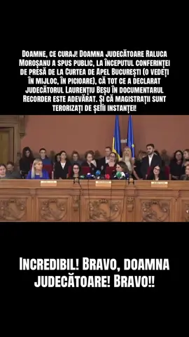 Doamne, ce curaj! Doamna judecătoare Raluca Moroșanu a spus public, la începutul conferinței de presă de la Curtea de Apel București (o vedeți în mijloc, în picioare), că tot ce a declarat judecătorul Laurențiu Beșu în documentarul Recorder este adevărat. Și că magistrații sunt terorizați de șefii instanței! Incredibil! Bravo, doamna judecătoare! Bravo!!