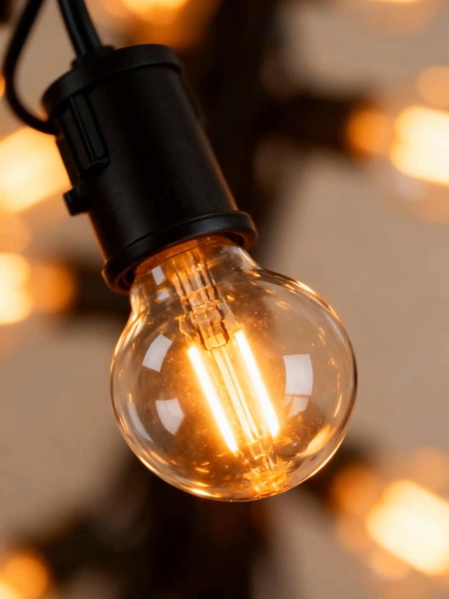 Deixe seu cantinho mais mágico com o G40 Varal de Luzes! ✨ São 25+2 lâmpadas amarelas que iluminam 15 metros de estilo e aconchego. Perfeito para festas, decoração ou aquele clima especial em casa. 🌟🔆  Quer o link? Comente aqui ou chame no privado que eu te mando! #luzesdenatal #decoration #varaldeluzeszes #AmbienteAconchegante #mercadolivre #natal #achadinhos