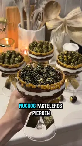 CLASES GRATIS EN EL LINK DE MI PERFIL #christmasdessert  #decoratingcake ##cakeclass #miamicakes #buttercreamcake 