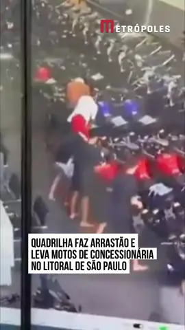 Imagens de câmeras de segurança de uma concessionária registraram quando uma quadrilha, com cerca de 15 integrantes, invadiu e roubou três motos 0km do estabelecimento localizado em #SãoVicente, no litoral de #SãoPaulo. A ação aconteceu na tarde dessa quarta-feira (10/12).  Segundo informações da Polícia Militar, os veículos não tinham placas e cada modelo foi avaliado em, aproximadamente, R$ 26 mil. Uma das motos foi recuperada em Santos. De acordo com a coorporação, três suspeitos estavam armados. O celular de uma funcionária também foi levado na ação. Nas buscas, a PM apreendeu um menor de idade, que foi conduzido à delegacia e confessou a participação no crime. No entanto, ele não foi reconhecido pelas vítimas, sendo liberado em seguida.  A Secretaria de Segurança Pública (SSP) informou que a Polícia Civil investiga o caso e busca identificar os autores. #TikTokNotícias 