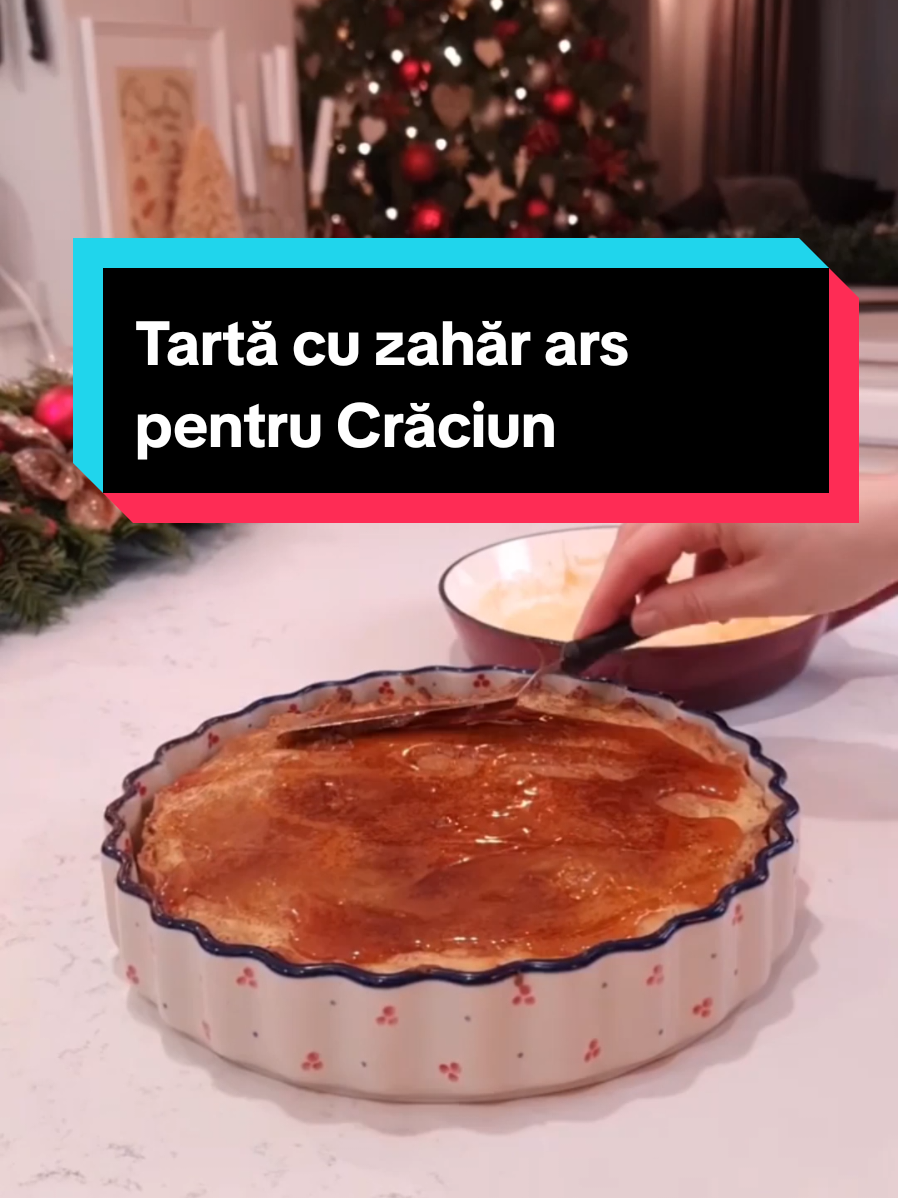Am făcut prima oară această tartă cu glazură de zahar ars în 2021 și a fost preferata familiei, dar și a multora dintre voi. Are o cremă fină de lapte cu vanilie care se potrivește perfect cu glazura sticloasă. Rețeta este pe blogul meu💝