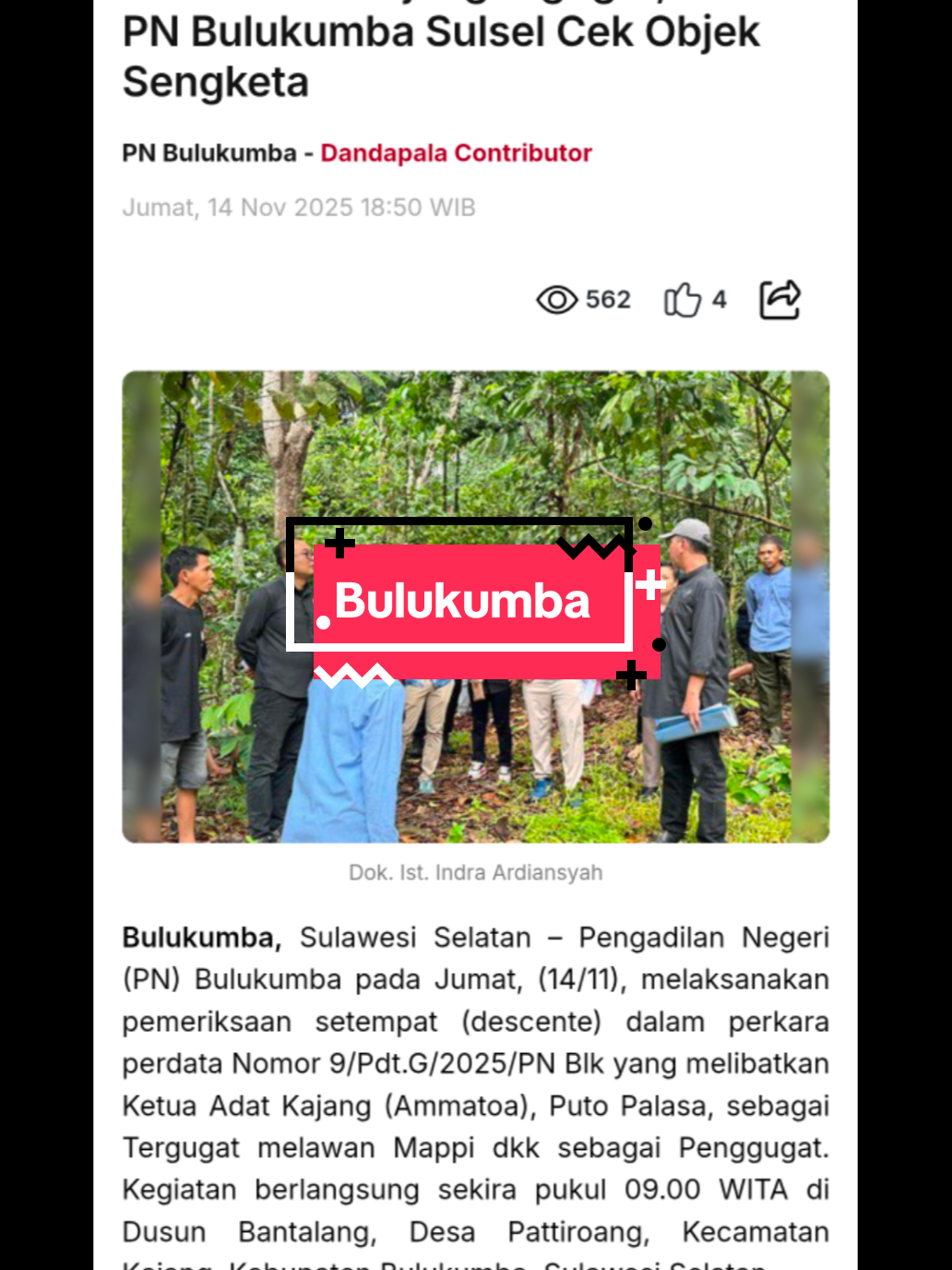 Bulukumba, Sulawesi Selatan – Pengadilan Negeri (PN) Bulukumba pada Jumat, (14/11), melaksanakan pemeriksaan setempat (descente) dalam perkara perdata Nomor 9/Pdt.G/2025/PN Blk yang melibatkan Ketua Adat Kajang (Ammatoa), Puto Palasa, sebagai Tergugat melawan Mappi dkk sebagai Penggugat. Kegiatan berlangsung sekira pukul 09.00 WITA di Dusun Bantalang, Desa Pattiroang, Kecamatan Kajang, Kabupaten Bulukumba, Sulawesi Selatan. Dalam kegiatan tersebut Wakil Ketua PN Bulukumba, Henu Sistha Aditya, selaku Ketua Majelis, turun langsung memimpin pemeriksaan ditemani Ria Handayani dan Alfredo Paradeiso, selaku hakim anggota, dibantu oleh A. M. Sulhidayat Syukri sebagai Panitera Pengganti. Konflik dimulai ketika wafatnya Baco Bin Lambeng, orang tua Para Penggugat, yang selama hidupnya menguasai sebidang tanah seluas 17.588 meter persegi. Setelah beliau meninggal, Tergugat selaku Kepala Adat Kajang menyatakan bahwa tanah tersebut merupakan tanah adat, bahkan memberlakukan denda adat kepada Para Penggugat dengan konsekuensi bahwa proses pemakaman adat tidak dapat dilakukan jika denda tidak dibayar. Upaya mediasi telah ditempuh oleh pengadilan dengan menunjuk Hakim Fitriana sebagai mediator. Namun mediasi mengalami kendala karena Tergugat tidak diperkenankan meninggalkan Kawasan Adat Ammatoa, sehingga tidak dapat hadir langsung ke pengadilan. Mediator juga mencoba mekanisme mediasi elektronik berdasarkan PERMA Nomor 3 Tahun 2022, tetapi hal tersebut kembali tidak dapat dilaksanakan. Kawasan adat Ammatoa secara konsisten melarang penggunaan perangkat teknologi informasi, termasuk telepon genggam. Alhasil, mediasi dinyatakan gagal dan perkara berlanjut pada tahap pembuktian. Sebagaimana amanat Pasal 180 RBg, Pasal 211 Rv, dan SEMA Nomor 7 Tahun 2001, Majelis Hakim turun langsung ke lokasi tanah sengketa untuk memastikan keberadaan objek dan batas-batasnya secara jelas. Henu Sistha Aditya, dalam kesempatan tersebut menjelaskan langsung kepada para pihak mengenai tujuan dilaksanakannya pemeriksaan setempat. Pemeriksaan setempat bukan untuk menentukan siapa pemilik sah tanah ini. Kami hanya memastikan objek perkara benar ada, batas-batasnya jelas, dan tidak ada pihak ketiga yang berpotensi menghambat eksekusi ketika putusan telah berkekuatan hukum tetap.”, tegasnya membuka kegiatan di lapangan. Sementara itu di tempat terpisah, Ketua PN Bulukumba, Ernawaty, yang turut memantau jalannya kegiatan menyampaikan apresiasi atas kelancaran proses descente dan menekankan pentingnya keterbukaan dalam perkara tanah. “Pengadilan wajib memastikan setiap sengketa tanah diperiksa secara cermat. Yang kami cari adalah kepastian bahwa objek dapat diidentifikasi secara jelas sehingga putusan nantinya tidak menimbulkan masalah eksekusi”, ucapnya saat dihubungi tim Dandapala. Pemeriksaan lapangan berlangsung tertib dan disaksikan oleh para pihak serta warga sekitar yang memiliki perhatian besar karena perkara ini berkaitan langsung dengan tanah adat Kajang, sebuah wilayah yang memegang teguh nilai-nilai tradisi dan batasan adat ketat. Seluruh rangkaian kegiatan berlangsung lancar hingga Majelis Hakim menutup pemeriksaan dan akan melanjutkan sidang pada agenda pembuktian selanjutnya. (Fadillah Usman/al/ldr) #kajang #leluhur #news #semuaorang #bulukumba 