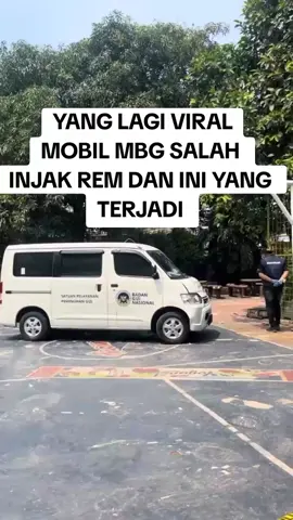 Mobil pengangkut menu makan bergizi gratis (MBG) menerobos pagar SDN Kalibaru 01, Cilincing, Jakarta Utara. Laju mobil berhenti usai menabrak siswa dan guru di lokasi. Belasan orang terluka akibat peristiwa nahas di Kamis pagi itu. Insiden itu terjadi pada Kamis (11/12/2025) pukul 07.39 WIB. Detik-detik sebelum mobil menabrak korban terekam kamera CCTV hingga viral di media sosial. Dalam video terlihat puluhan siswa tengah berada di lapangan. Dari arah belakang mereka lalu melintas sebuah mobil yang menerobos masuk hingga menabrak sejumlah siswa di lokasi. Usut punya usut mobil pelaku hendak mengangkut menu MBG ke lokasi. Badan Gizi Nasional lalu buka suara dan mengatakan ada belasan orang yang terluka. #mobilmbgviral  #mobilmbgtabraksiswa  #sdnkalibaru01  #cilincingjakaratautara #lagiviral  @lagi_viral_id @LAGIVIRAL