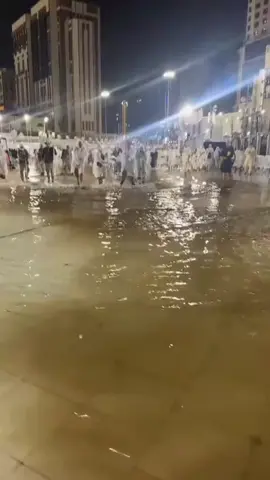 Banjir Bandang  Hantam Arab Saudi Kota pesisir Jeddah, Arab Saudi, dilanda banjir bandang setelah hujan deras mengguyur wilayah tersebut pada Selasa (9/12/2025).  Dalam rekaman video yang beredar  air setinggi paha orang dewasa tampak menggenangi ruas-ruas jalan, menjadikannya bak sungai berlumpur yang mengalir deras. Hujan ekstrem itu juga membuat jarak pandang sangat terbatas. Kondisi ini sudah diantisipasi sebelumnya oleh Pusat Meteorologi Nasional Arab Saudi (NCM), yang pada Sabtu (7/12/2025) telah mengeluarkan peringatan potensi hujan sedang hingga lebat disertai ancaman banjir bandang. #news #sumutpos #bacasumutpos 