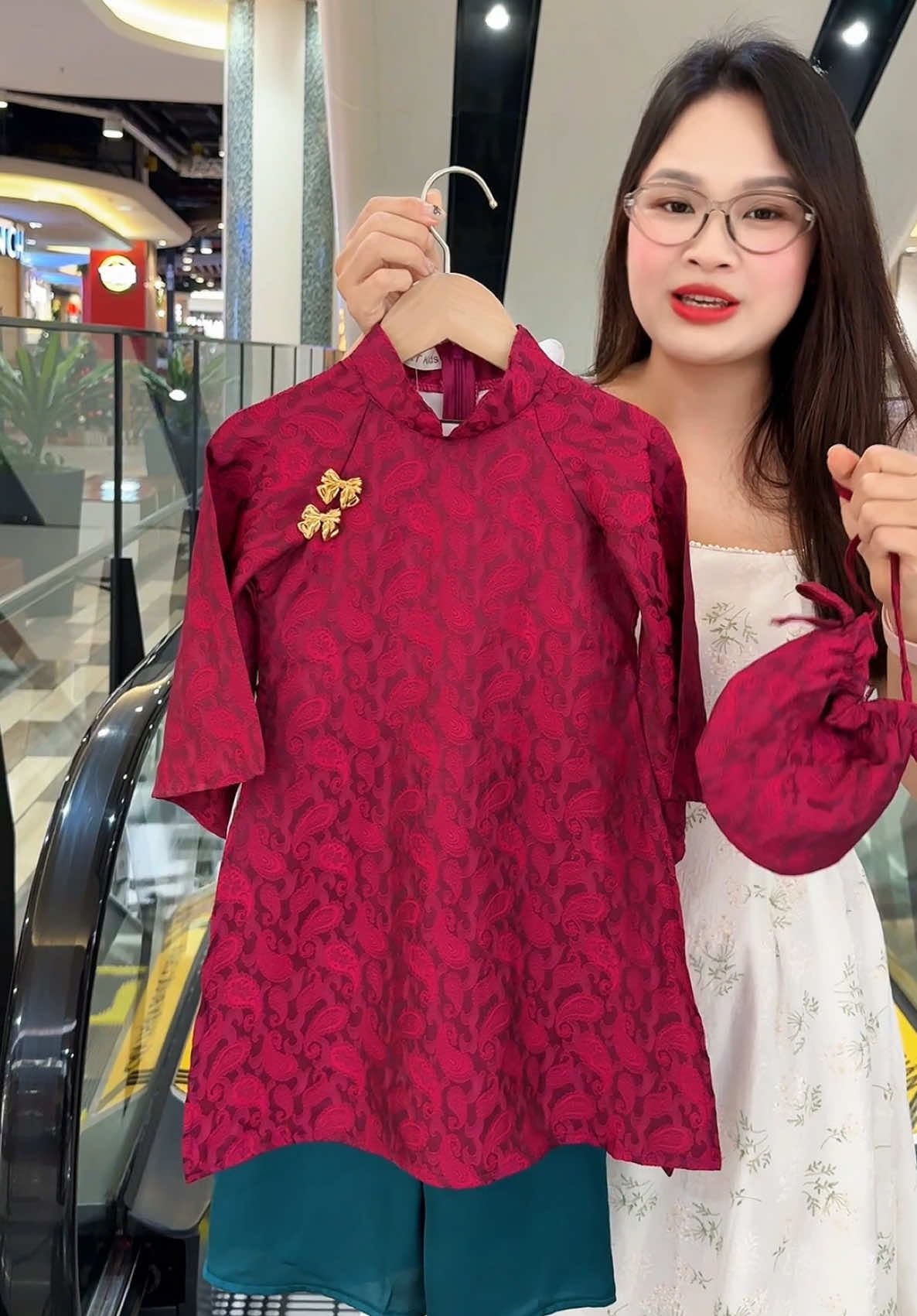 Chất áo dài cứ phải mềm mướt cỡ đó. #thoitrangtreem #huyennikids #aodai 