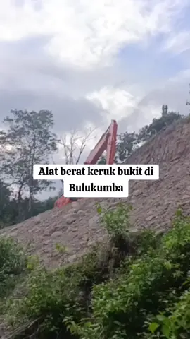 Sebuah alat berat beroperasi mengeruk bukit yang diduga dijadikan tambang liar (ilegal) yang terletak di Desa Polewali, Kecamatan Gantarang, Kabupaten Bulukumba, Sulawesi Selatan.  #bulukumba #peristiwa #bulukumbaviral #polresbulukumba #fypviraltiktok🖤シ゚☆♡ 