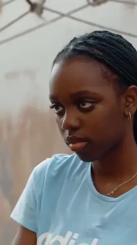 16 ans après un échange à l’hôpital, elle retrouve ses parents biologiques mais doit vivre avec la fille avec qui elle a été échangée. Jalouse, celle-ci lui fait vivre l’enfer… mais elle retrouve la joie grâce au garçon le plus convoité de la classe. Jusqu’au jour où ses plans diaboliques échouent, et qu’elle soit forcée de quitter la maison pour vivre dans la pauvreté d’où venait la fille biologique.🤣🤝 #nollywood #amour #serieafricaine #filmnigerian #filmenfrancais 