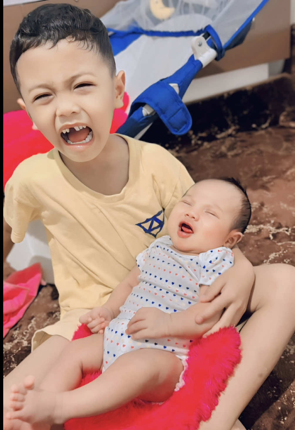 Lailahailallah di kira adeknya pisang goreng kali ya😭 tapi makasi ya bang udah siap siaga jadi pengasuh darurat emak u kalo mau ke kamar mandi🙏😭walopun dia suka randomin adeknya tapi diatu paling setia dan penurut🥹🫶