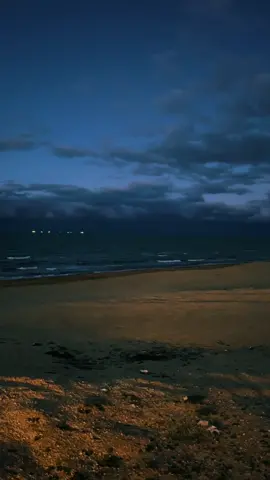 Dənizin ləpələri yalancı bahar kimidir... gəlir,isidir,sonra səssizcə səni xatırladır...🌊🌊🌊 #keşvet #keşvetteyizzz #ləpələr #baku #azerbaycan🇦🇿 