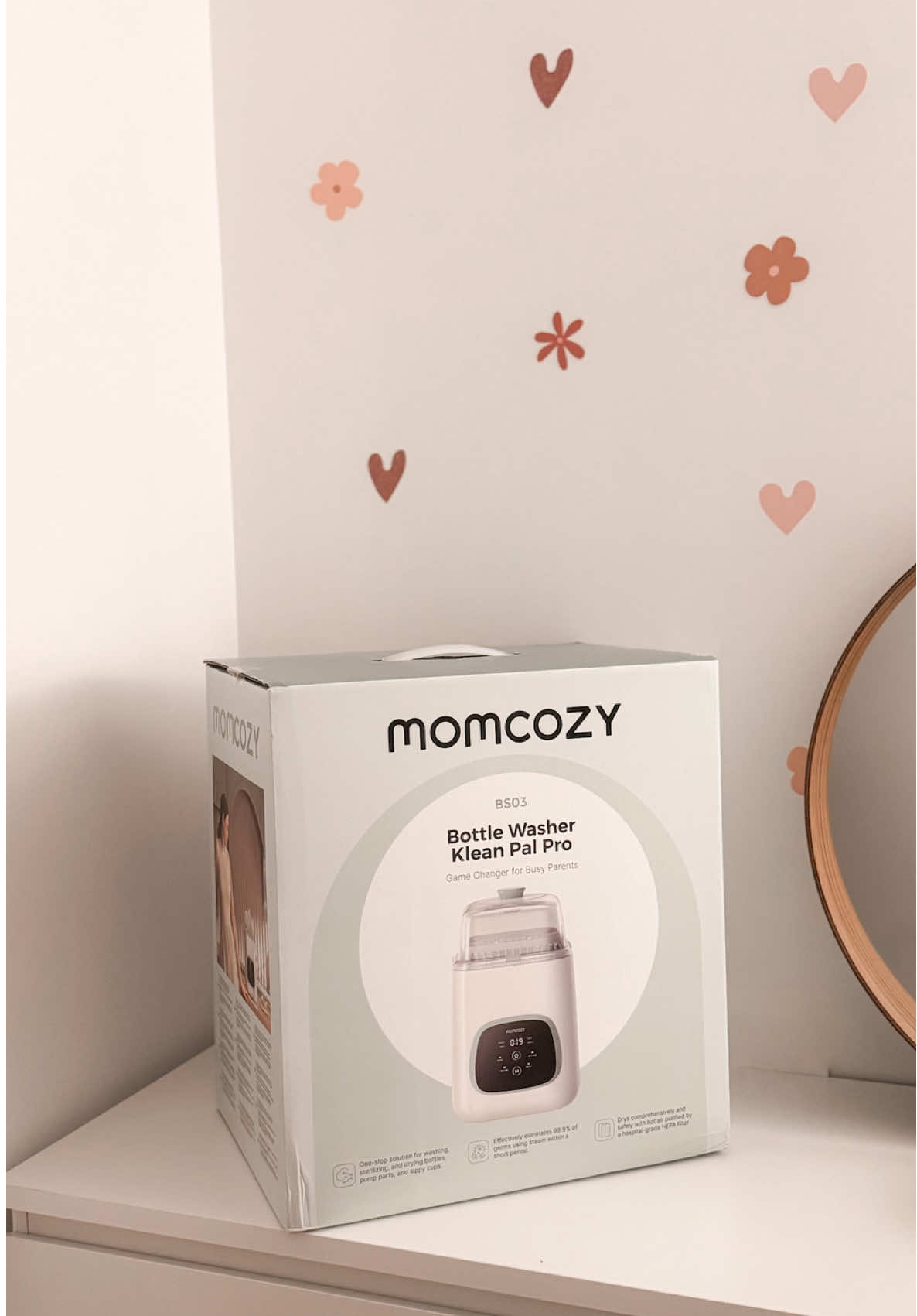 MOMCOZY | 🍼 Finies les corvées interminables de biberons ! 🫠 Le Momcozy laveur-stérilisateur automatique s’occupe de tout en un clic : 	•	Nettoyage en profondeur grâce à son système haute pression 💦 	•	Séchage rapide et hygiénique 🔥 	•	Stérilisation UV pour éliminer 99,9% des bactéries ☀️ 	•	Compatible avec tous types de biberons et accessoires 👶 Moi, je peux enfin profiter de mes moments avec bébé sans me soucier de la vaisselle 😮‍💨 @Momcozy Official @Momcozy France @momcozy  #biberon #momcozy #bottlewasher #gamechanger #babygirl 