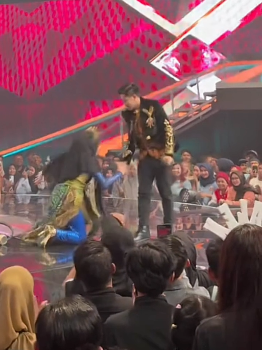 valen bantuin tuan putrinya berdiri sweet banget si aakhh, mila pake ngelus2 tangan valen lg aaa bangga banget ya mil #milen #valenda7 #milada7 