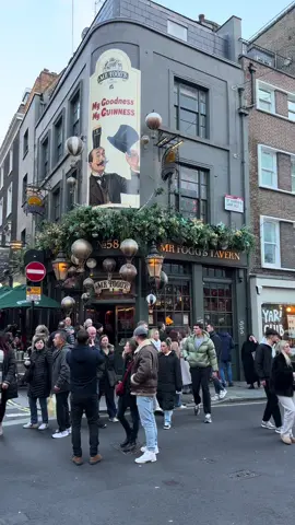 This is how people spend their day in London 📍Theatre District W1D#londontravel #londolife #hiddenlindon 