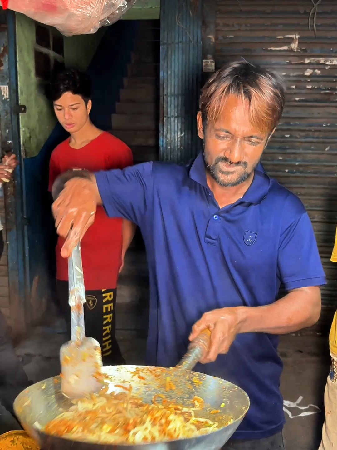 নেচে-গেঁয়ে চাওমিন বিক্রি!